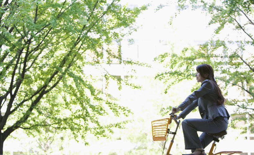 东方人,头发,一个人,商务人士,商务女性,家,坐,笑,摸,微笑,露齿笑,横图,室外,白天,侧面,衬衫,旅游,度假,草地,草坪,植物,自行车,亚洲,仅一个年轻女性,仅一个女性,仅一个人,一辆,抚摸,阴影,套装,光线,影子,房屋,屋子,注视,黄种人,娱乐,楼房,住宅,车,脚踏车,草,树,树木,骑,绿色,黑色,阳光,自然,交通工具,观察,看,享受,休闲,放松,生长,成长,观看,察看,关注,载具,商务装,工薪阶层,年轻女性,女人,女性,亚洲人,白领,上班族,触摸,接触,坐着,半身,彩图,衬衣,房子