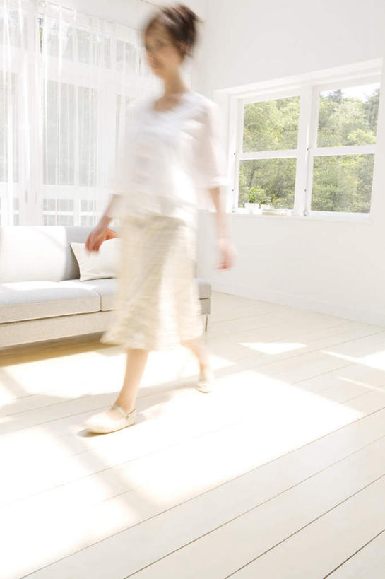 东方人,头发,一个人,客厅,站,走,竖图,室内,白天,正面,窗户,地板,靠垫,落地窗,沙发,亚洲,仅一个年轻女性,仅一个女性,仅一个人,阴影,条纹,服装,朦胧,模糊,光线,方格,影子,墙,靠枕,地面,注视,休闲装,黄种人,木地板,玻璃窗,墙壁,墙面,衣服,白色,黑色,阳光,垫子,枕头,观察,看,站着,休闲,休闲服,服饰,观看,察看,起居室,关注,布艺沙发,年轻女性,女人,女性,亚洲人,步行,散步,站立,走路,彩图,全身