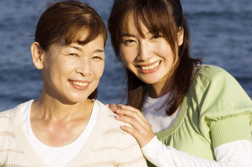 东方人,脸,头,脸颊,头发,两个人,家庭,母亲,女儿,站,笑,摸,微笑,露齿笑,横图,室外,特写,白天,正面,旅游,度假,海浪,海洋,亚洲,抚摸,波纹,服装,浪花,依偎,注视,休闲装,黄种人,娱乐,衣服,绿色,白色,黑色,水纹,海水,波浪,观察,看,靠,靠着,倚靠,站着,享受,休闲,温暖,温馨,母女,一家人,休闲服,放松,母爱,服饰,观看,和睦,察看,倚着,关注,海景,依附,依赖,投靠,年轻女性,女人,女性,中年女性,亚洲人,头部,长发,脸部,脸蛋,面部,大海,风浪,海,海水的波动,近岸浪,涌浪,触摸,接触,站立,半身,彩图,融洽