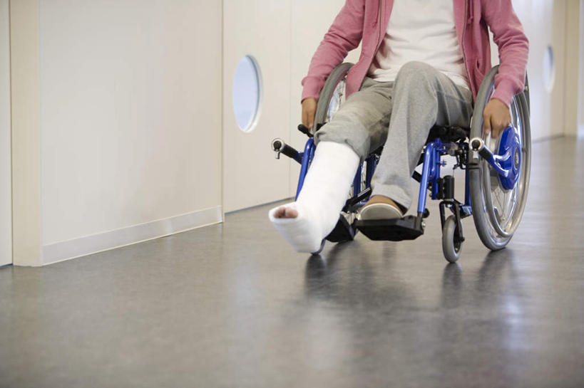 东方人,一个人,病人,医院,坐,摸,横图,室内,白天,正面,亚洲,仅一个男性,仅一个人,撑,抚摸,阴影,服装,光线,瓷砖,地砖,工具,影子,墙,地面,休闲装,黄种人,踩,墙壁,墙面,仅一个年轻男性,一个,衣服,粉色,阳光,轮椅,踩着,复健,靠,靠着,倚靠,休闲,康复,休闲服,器械,服饰,单个,医疗设备,撑着,倚着,医疗器械,医疗工具,医疗机构,辅助设备,男人,男性,年轻男性,亚洲人,患者,就医者,触摸,接触,坐着,半身,彩图,病院,诊所