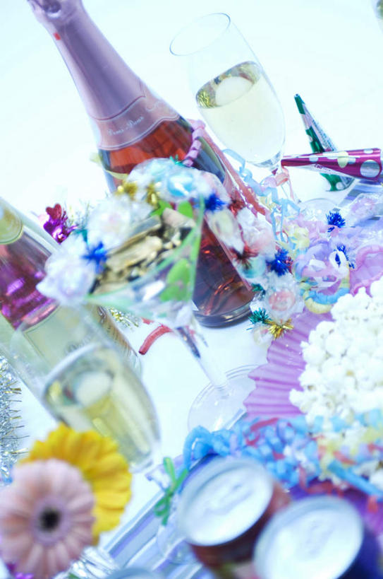 点心,无人,竖图,俯视,彩色,室内,白天,聚会,下午茶,餐桌,桌面,桌子,杯子,金属制品,许多,装饰,盛开,金属,包装,高脚杯,罐子,食品,红酒杯,花蕾,红酒瓶,玻璃制品,酒瓶,花,花瓣,花朵,鲜花,食物,糕点,饮料,粉色,黄色,玻璃瓶,彩带,酒杯,瓶子,容器,花苞,花蕊,餐台,易拉罐,华丽,修饰,点缀,衬托,美观,雅致,雅观,玻璃杯,彩图,高角度拍摄,蛋糕