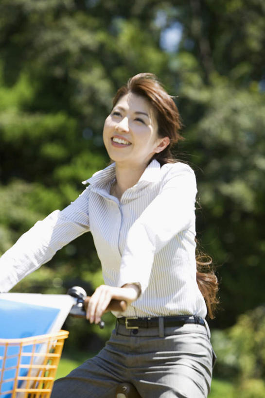 东方人,头发,一个人,坐,笑,摸,微笑,露齿笑,竖图,室外,白天,正面,衬衫,旅游,度假,草地,草坪,植物,自行车,亚洲,仅一个年轻女性,仅一个女性,仅一个人,一堆,一辆,许多,抚摸,握,阴影,堆叠,堆积,朦胧,模糊,光线,材料,档案,文件,影子,注视,黄种人,娱乐,车,脚踏车,草,树,树木,绿色,黑色,阳光,自然,资料,交通工具,观察,看,享受,休闲,放松,握着,生长,成长,观看,堆,察看,关注,载具,文档,年轻女性,女人,女性,亚洲人,触摸,接触,抬头,仰头,坐着,半身,彩图,衬衣