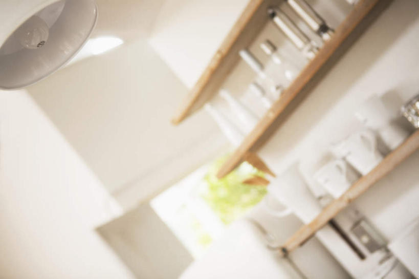 无人,横图,室内,白天,正面,植物,厨房,柜子,杯子,餐具,一排,许多,阴影,朦胧,模糊,整齐,光线,碟子,盘,盆栽,影子,墙,盆景,墙壁,墙面,排列,绿色,阳光,自然,盘子,水杯,橱柜,碟,碗,生长,成长,队列,茶杯,进餐用具,烹调用具,彩图,灶间