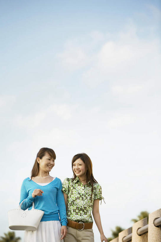 东方人,背,头发,两个人,伙伴,朋友,栏杆,站,走,笑,微笑,露齿笑,竖图,室外,白天,仰视,旅游,度假,友谊,植物,亚洲,阴影,服装,光线,包,皮包,影子,云,云朵,围栏,云彩,扭头,注视,休闲装,黄种人,娱乐,护栏,树,树木,一个,衣服,蓝色,绿色,白色,黑色,白云,蓝天,天空,阳光,自然,天,背着,观察,看,站着,转头,享受,休闲,休闲服,放松,服饰,生长,单个,成长,观看,单肩包,察看,关注,友情,年轻女性,女人,女性,亚洲人,长发,步行,散步,站立,走路,半身,彩图,低角度拍摄