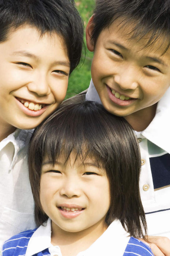 东方人,儿童,头发,三个人,站,笑,摸,微笑,露齿笑,竖图,室外,特写,白天,正面,旅游,度假,纯洁,成功,合作,团队,集体,信心,草地,草坪,植物,亚洲,撑,抚摸,阴影,条纹,服装,朦胧,模糊,光线,影子,注视,休闲装,黄种人,娱乐,队伍,草,树,树木,小孩,衣服,蓝色,绿色,白色,黑色,阳光,自然,观察,看,站着,享受,休闲,休闲服,放松,可爱,童年,童趣,服饰,生长,成长,观看,察看,撑着,成就,关注,合伙,童真,烂漫,无邪,天真,男孩,男人,男性,女孩,女人,女性,亚洲人,触摸,接触,站立,半身,彩图,男生,女生