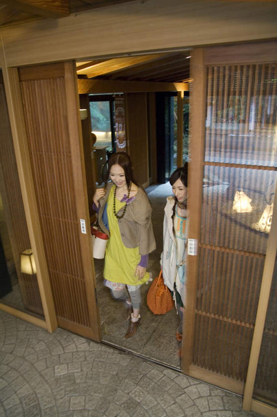 东方人,背,头发,两个人,伙伴,朋友,宾馆,站,走,笑,微笑,露齿笑,竖图,俯视,室内,白天,旅游,度假,友谊,门,亚洲,阴影,服装,光线,包,瓷砖,地砖,皮包,影子,墙,地面,注视,休闲装,黄种人,娱乐,墙壁,墙面,两个,衣服,黄色,黑色,阳光,门框,背着,观察,看,站着,享受,休闲,休闲服,橙色,放松,服饰,观看,单肩包,察看,关注,友情,年轻女性,女人,女性,亚洲人,步行,散步,站立,走路,半身,彩图,高角度拍摄,客店,客栈,旅店,旅馆,旅舍,汽车旅馆