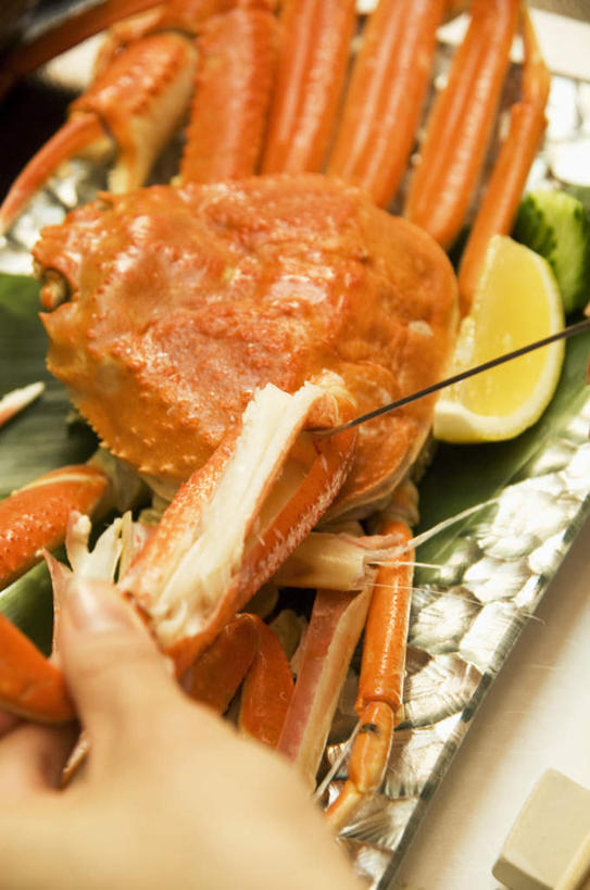 海鲜,蟹,东方人,手,一个人,摸,竖图,俯视,室内,白天,餐桌,桌子,柑橘,水果,叶子,亚洲,仅一个男性,仅一个人,抚摸,切开,握,新鲜,螃蟹,生食,食品,果实,绿叶,拿,拿着,黄种人,水产,海洋生物,食物,仅一个年轻男性,一只,黄色,切,手部,嫩叶,握着,有机食品,绿色食品,餐台,水生动物,海产品,水生物,剖面,海底动物,切面,男人,男性,年轻男性,亚洲人,叶,叶片,橘子,桔子,橙子,橙,触摸,接触,半身,彩图,高角度拍摄