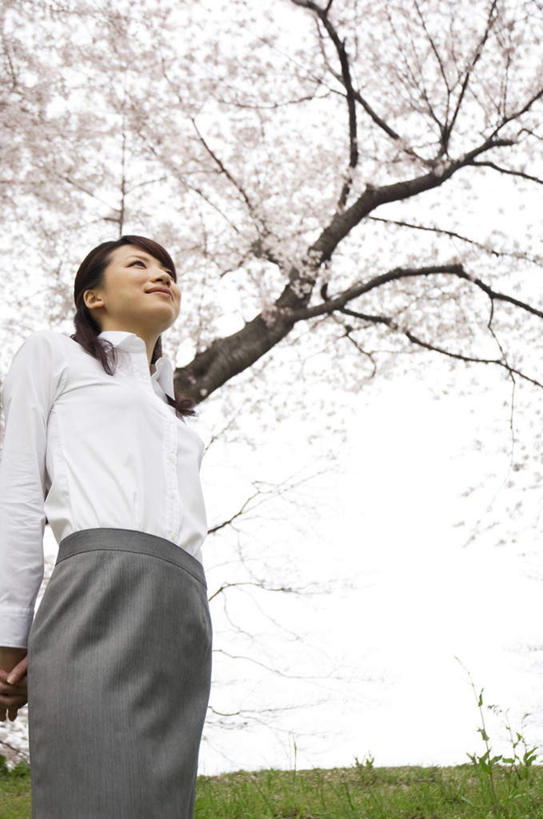 东方人,头发,一个人,站,摸,竖图,室外,白天,仰视,旅游,度假,草地,草坪,植物,樱花,亚洲,仅一个年轻女性,仅一个女性,仅一个人,许多,抚摸,阴影,盛开,光线,影子,花蕾,注视,黄种人,娱乐,草,花,花瓣,花朵,鲜花,树,树木,粉色,蓝色,绿色,黑色,蓝天,天空,阳光,自然,天,花苞,花蕊,观察,看,站着,享受,休闲,放松,生长,晴朗,成长,观看,察看,关注,万里无云,仙樱花,福岛樱,青肤樱,年轻女性,女人,女性,亚洲人,晴空,晴空万里,荆桃,触摸,接触,抬头,仰头,站立,半身,彩图,低角度拍摄