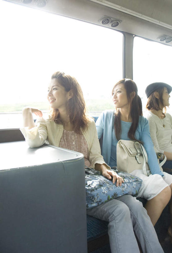 东方人,背,头发,三个人,同事,坐,笑,摸,微笑,露齿笑,竖图,室内,白天,正面,旅游,度假,成功,合作,团队,集体,信心,窗户,地铁,椅子,亚洲,撑,抚摸,阴影,服装,光线,包,皮包,影子,轨道交通,扭头,注视,休闲装,黄种人,娱乐,队伍,玻璃窗,衣服,蓝色,黑色,灰色,阳光,背着,观察,看,靠,靠着,倚靠,转头,享受,休闲,休闲服,放松,服饰,观看,单肩包,察看,领导,撑着,倚着,成就,关注,合伙,领袖,年轻女性,女人,女性,亚洲人,触摸,接触,坐着,半身,彩图,地铁机动车,地下铁,轻轨