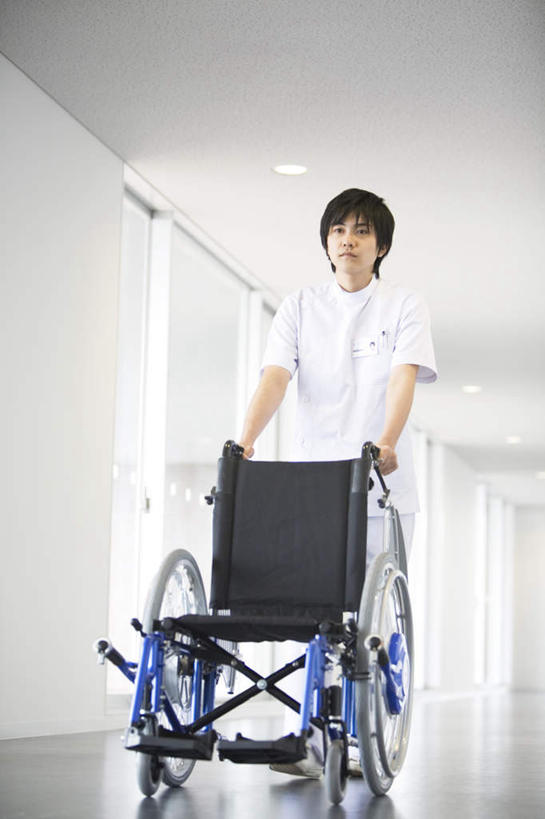 东方人,头发,一个人,医生,医院,站,笑,摸,微笑,露齿笑,竖图,室内,白天,正面,亚洲,仅一个男性,仅一个人,撑,抚摸,瓷砖,地砖,工具,墙,地面,注视,黄种人,墙壁,墙面,仅一个年轻男性,一个,黑色,轮椅,复健,观察,看,站着,医护人员,医疗人员,康复,器械,单个,观看,察看,医疗设备,撑着,白大褂,关注,医疗器械,医疗工具,医疗机构,辅助设备,男人,男性,年轻男性,亚洲人,大夫,触摸,接触,站立,彩图,全身,病院,诊所