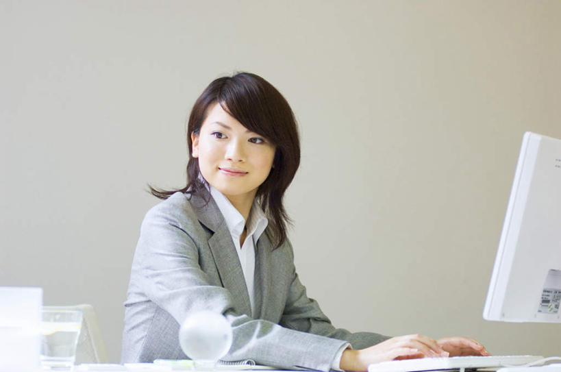 东方人,头发,一个人,商务人士,商务女性,办公室,坐,笑,摸,微笑,露齿笑,横图,室内,白天,侧面,衬衫,电脑,笔记本电脑,桌子,杯子,亚洲,仅一个年轻女性,仅一个女性,仅一个人,抚摸,敲打,阴影,套装,光线,网络,影子,办公桌,墙,扭头,注视,黄种人,输入,通讯设备,墙壁,墙面,黑色,阳光,纸制品,打字,观察,看,转头,观看,纸杯,点击,敲击,察看,无线,关注,一次性杯子,通信设备,商务装,无线网络,无线上网,便携式电脑,工薪阶层,按键,手提电脑,年轻女性,女人,女性,亚洲人,长发,白领,上班族,触摸,接触,坐着,半身,彩图,衬衣