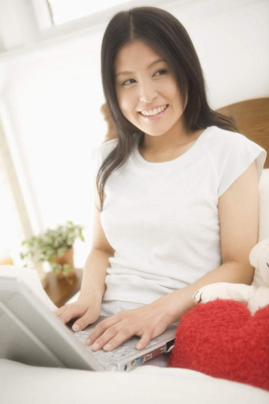 东方人,头发,一个人,客厅,坐,笑,摸,微笑,露齿笑,竖图,室内,白天,正面,电脑,笔记本电脑,植物,沙发,桌子,亚洲,仅一个年轻女性,仅一个女性,仅一个人,抚摸,敲打,阴影,服装,光线,网络,盆栽,影子,办公桌,墙,盆景,注视,休闲装,黄种人,输入,通讯设备,墙壁,墙面,衣服,绿色,白色,黑色,阳光,自然,打字,观察,看,休闲,休闲服,服饰,生长,成长,观看,点击,一台,敲击,察看,无线,起居室,关注,通信设备,无线网络,布艺沙发,无线上网,便携式电脑,按键,手提电脑,年轻女性,女人,女性,亚洲人,长发,触摸,接触,坐着,半身,彩图