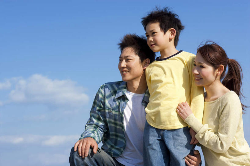 东方人,儿童,头发,三个人,家庭,夫妻,母亲,父亲,儿子,站,坐,抱,笑,摸,微笑,露齿笑,横图,室外,白天,正面,衬衫,爱情,旅游,度假,纯洁,亚洲,一排,撑,抚摸,阴影,服装,整齐,光线,影子,云,云朵,浪漫,云彩,注视,休闲装,黄种人,娱乐,排列,小孩,衣服,黄色,蓝色,黑色,白云,蓝天,天空,阳光,天,观察,看,站着,享受,休闲,温暖,温馨,父子,母子,三口之家,一家人,休闲服,恩爱,放松,父爱,可爱,母爱,童年,童趣,恋人,服饰,抱着,观看,和睦,察看,撑着,搂着,队列,关注,童真,烂漫,无邪,天真,男孩,男人,男性,年轻男性,年轻女性,女人,女性,亚洲人,孩子,年轻人,夫妇,情侣,触摸,接触,搂,搂抱,相抱,站立,坐着,半身,彩图,衬衣,伴侣,融洽,男生