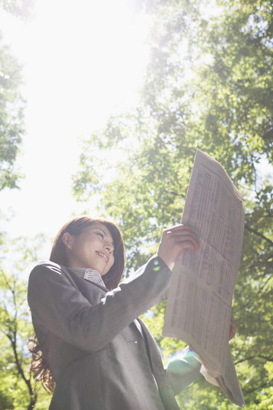 东方人,头发,一个人,商务人士,商务女性,站,捧,笑,微笑,露齿笑,竖图,室外,白天,仰视,旅游,度假,草地,草坪,植物,道路,地图,亚洲,仅一个年轻女性,仅一个女性,仅一个人,握,阴影,套装,光线,信息,影子,交通,拿,拿着,注视,黄种人,方向,娱乐,草,树,树木,蓝色,绿色,黑色,蓝天,天空,阳光,自然,天,低头,观察,看,站着,享受,休闲,放松,握着,生长,成长,观看,引导,指引,察看,关注,商务装,工薪阶层,年轻女性,女人,女性,亚洲人,白领,上班族,端,端着,捧着,手捧,站立,半身,彩图,低角度拍摄,导航