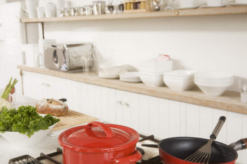 无人,横图,俯视,室内,白天,烹饪,厨房,柜子,蔬菜,杯子,餐具,厨具,金属制品,一把,一排,许多,阴影,新鲜,整齐,光线,金属,铲子,电器,碟子,工具,锅子,盘,影子,墙,生菜,莴苣,食品,案板,刀具,墙壁,墙面,砧板,食物,排列,红色,阳光,盘子,水杯,橱柜,碟,碗,刀,有机食品,绿色食品,微波炉,家电,家用电器,队列,菜刀,微波,炊具,烹饪用具,春菜,鹅仔菜,莴仔菜,千金菜,切菜刀,叶用莴苣,茶杯,进餐用具,烹调用具,烹调,彩图,高角度拍摄,灶间,小家电