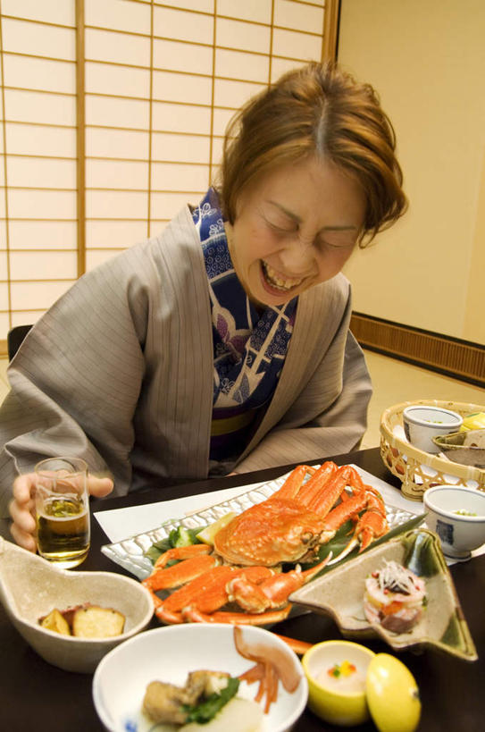 海鲜,蟹,啤酒,东方人,头发,一个人,客厅,坐,闭眼,笑,摸,微笑,露齿笑,竖图,俯视,室内,白天,民族服装,旅游,度假,餐桌,门,桌子,杯子,餐具,亚洲,仅一个女性,仅一个人,许多,抚摸,握,阴影,和服,光线,螃蟹,碟子,方格,盘,影子,墙,酒类,一杯,拿,拿着,黄种人,娱乐,水产,海洋生物,墙壁,墙面,酒,饮料,黄色,白色,阳光,盘子,水杯,碟,门框,靠,靠着,倚靠,享受,休闲,放松,握着,服饰,仅一个老年女性,餐台,起居室,倚着,水生动物,海产品,水生物,海底动物,吴服,唐草,唐花,唐锦,老年女性,女人,女性,亚洲人,茶杯,进餐用具,烹调用具,闭眼睛,闭着眼,闭着眼睛,触摸,接触,坐着,半身,彩图,高角度拍摄,传统服装,民俗服