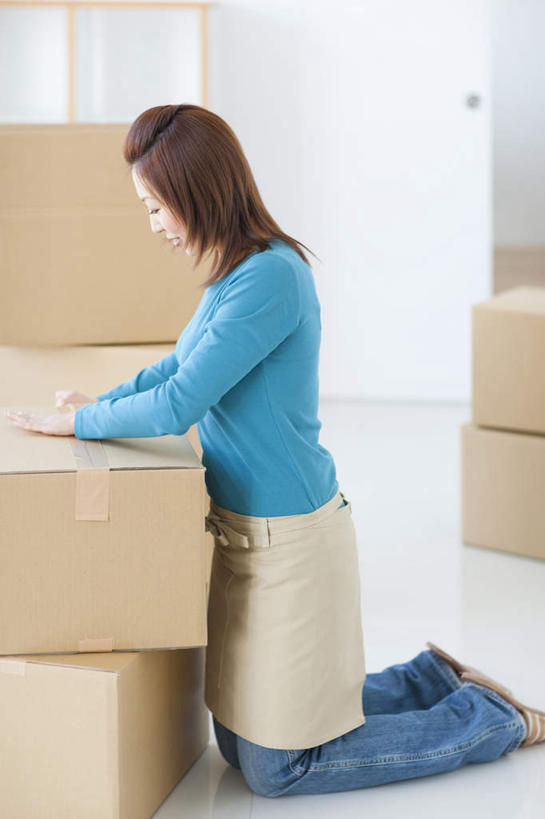 东方人,头发,一个人,客厅,跪,笑,摸,微笑,露齿笑,竖图,室内,白天,侧面,亚洲,仅一个年轻女性,仅一个女性,仅一个人,许多,撑,抚摸,握,阴影,服装,光线,包装,瓷砖,地砖,影子,纸箱,墙,地面,拿,拿着,注视,休闲装,黄种人,墙壁,墙面,衣服,蓝色,黑色,阳光,容器,箱子,低头,观察,看,休闲,休闲服,握着,服饰,观看,察看,起居室,撑着,关注,纸板箱,包装箱,年轻女性,女人,女性,亚洲人,触摸,跪着,接触,彩图,全身