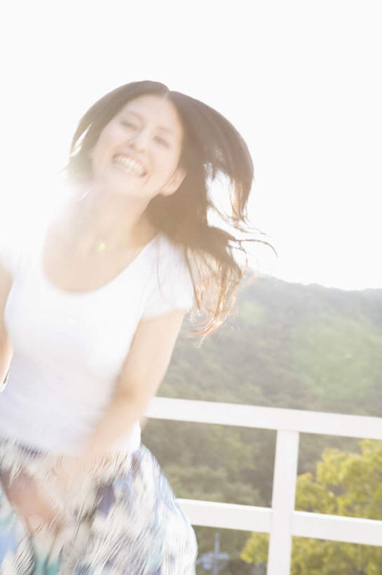 东方人,头发,一个人,栏杆,站,笑,摸,微笑,露齿笑,竖图,室外,白天,正面,旅游,度假,草地,草坪,植物,亚洲,仅一个年轻女性,仅一个女性,仅一个人,抚摸,阴影,服装,光线,影子,围栏,注视,休闲装,黄种人,娱乐,护栏,草,树,树木,衣服,蓝色,绿色,白色,黑色,蓝天,天空,阳光,自然,天,观察,看,站着,享受,休闲,休闲服,放松,服饰,生长,成长,观看,察看,关注,年轻女性,女人,女性,亚洲人,长发,触摸,接触,抬头,仰头,站立,半身,彩图
