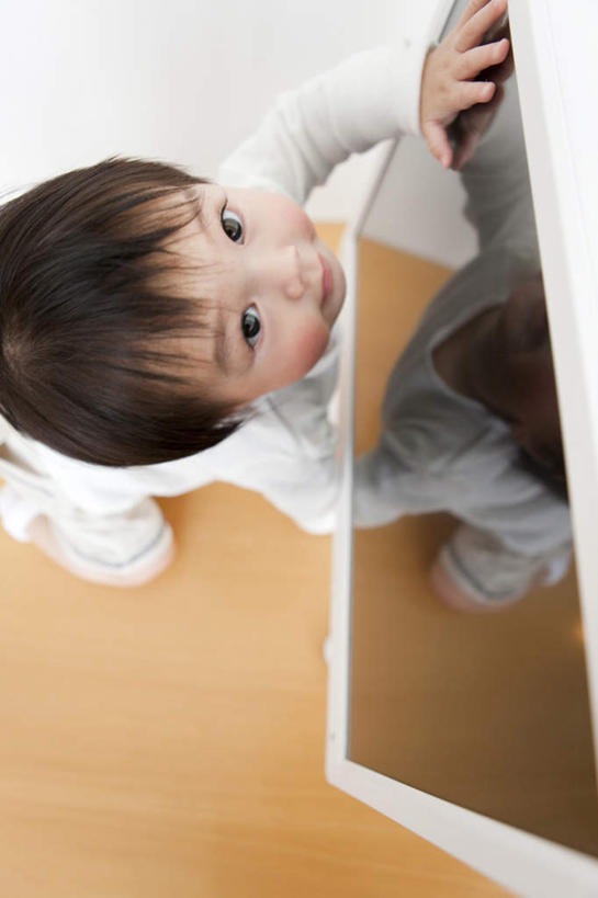 东方人,婴儿,儿童,头发,一个人,笑,摸,微笑,露齿笑,竖图,俯视,室内,白天,纯洁,窗户,亚洲,仅一个人,撑,阴影,服装,光线,瓷砖,地砖,影子,地面,注视,休闲装,黄种人,玻璃窗,小孩,衣服,白色,黑色,阳光,观察,看,趴着,休闲,休闲服,可爱,服饰,活泼,观看,察看,撑着,关注,宝宝,纯真,烂漫,无邪,伶俐,天真,亚洲人,孩子,触摸,趴,抬头,仰头,半身,彩图,高角度拍摄