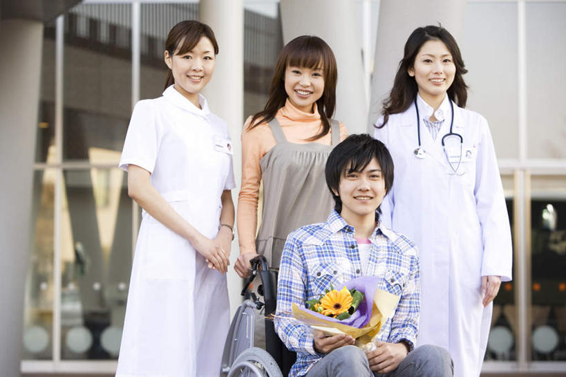 东方人,头发,四个人,家庭,夫妻,伙伴,朋友,医生,医院,家,站,坐,捧,笑,微笑,露齿笑,横图,室外,白天,正面,爱情,友谊,窗户,落地窗,亚洲,握,阴影,服装,光线,工具,影子,房屋,墙,屋子,浪漫,拿,拿着,注视,休闲装,黄种人,楼房,玻璃窗,墙壁,墙面,住宅,一个,衣服,粉色,黑色,阳光,轮椅,复健,观察,看,靠,靠着,倚靠,站着,医护人员,医疗人员,休闲,康复,温暖,温馨,一家人,休闲服,器械,恩爱,握着,恋人,服饰,观看,和睦,察看,医疗设备,倚着,白大褂,关注,医疗器械,医疗工具,医疗机构,辅助设备,友情,男人,男性,年轻男性,年轻女性,女人,女性,亚洲人,夫妇,情侣,大夫,端,端着,捧着,手捧,站立,坐着,半身,彩图,房子,病院,诊所,伴侣,融洽