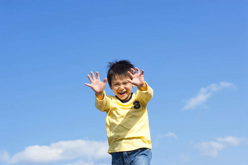 东方人,儿童,头发,一个人,站,举,笑,微笑,露齿笑,横图,室外,白天,正面,旅游,度假,纯洁,亚洲,仅一个男性,仅一个人,阴影,服装,光线,影子,云,云朵,云彩,注视,休闲装,黄种人,娱乐,小孩,衣服,黄色,蓝色,黑色,白云,蓝天,天空,阳光,天,观察,看,托,站着,张嘴,仅一个小孩,享受,休闲,休闲服,放松,可爱,童年,童趣,服饰,观看,察看,关注,张大嘴巴,童真,烂漫,无邪,天真,男孩,男人,男性,亚洲人,孩子,张开嘴,举起,举手,举着,向上举,向上伸,向上托,站立,半身,彩图,五指张开,男生