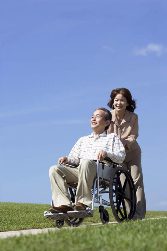 东方人,头发,两个人,家庭,夫妻,站,坐,走,笑,摸,微笑,露齿笑,竖图,室外,白天,正面,爱情,旅游,度假,亚洲,撑,抚摸,阴影,服装,光线,工具,影子,云,云朵,浪漫,云彩,休闲装,黄种人,娱乐,一个,衣服,蓝色,白色,黑色,白云,蓝天,天空,阳光,轮椅,天,复健,看,靠,靠着,倚靠,站着,享受,休闲,康复,温暖,温馨,一家人,休闲服,器械,恩爱,放松,恋人,服饰,单个,和睦,医疗设备,撑着,倚着,医疗器械,医疗工具,辅助设备,老年男性,老年女性,男人,男性,女人,女性,亚洲人,夫妇,情侣,步行,触摸,接触,散步,站立,走路,坐着,彩图,全身,伴侣,融洽