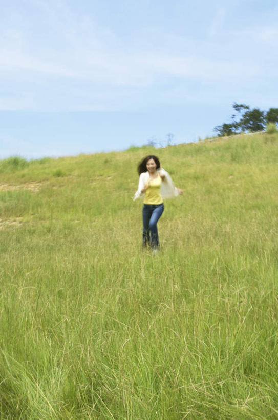 东方人,头发,一个人,站,跑,竖图,室外,白天,正面,锻炼,旅游,度假,运动,草地,草坪,植物,亚洲,仅一个年轻女性,仅一个女性,仅一个人,阴影,服装,光线,影子,云,云朵,云彩,注视,休闲装,黄种人,娱乐,草,树,树木,衣服,黄色,蓝色,绿色,黑色,白云,蓝天,天空,阳光,自然,天,观察,看,站着,享受,休闲,休闲服,放松,服饰,生长,成长,观看,察看,关注,体育,年轻女性,女人,女性,亚洲人,跑步,站立,彩图,全身,健身