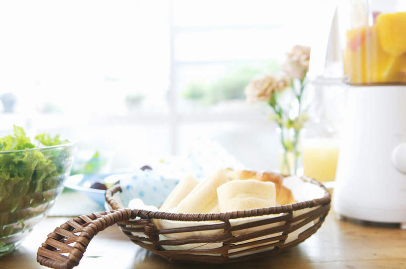 点心,面包,无人,横图,室内,白天,正面,爱情,幸福,纯洁,热情,植物,厨房,窗户,玫瑰,柑橘,蔬菜,水果,切开,阴影,朦胧,模糊,新鲜,盛开,光线,篮子,影子,墙,生菜,莴苣,生食,食品,面点,果实,玫瑰花,浪漫,花蕾,榨汁机,玻璃窗,墙壁,墙面,花,花瓣,花朵,鲜花,树,树木,食物,糕点,一个,粉色,绿色,阳光,自然,花苞,花蕊,切,温暖,温馨,恩爱,有机食品,绿色食品,生长,单个,成长,一台,和睦,感动,剖面,切面,手动榨汁机,尊敬,春菜,鹅仔菜,莴仔菜,千金菜,叶用莴苣,天真,刺玫花,徘徊花,橘子,桔子,橙子,橙,彩图,灶间,融洽