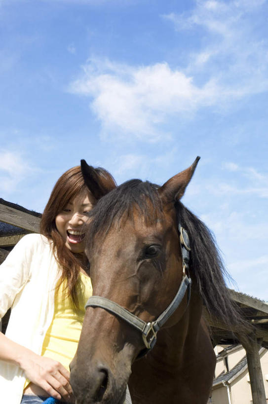 东方人,头发,一个人,家,站,笑,摸,微笑,露齿笑,竖图,室外,白天,正面,旅游,度假,马,野生动物,亚洲,仅一个年轻女性,仅一个女性,仅一个人,抚摸,阴影,服装,光线,瓦片,影子,房屋,屋檐,屋子,云,云朵,云彩,注视,休闲装,黄种人,娱乐,楼房,檐,一匹,住宅,衣服,蓝色,白色,黑色,白云,蓝天,天空,阳光,动物,天,观察,看,站着,享受,休闲,休闲服,放松,运输,服饰,牲畜,观看,察看,关注,年轻女性,女人,女性,亚洲人,长发,触摸,接触,站立,半身,彩图,房子