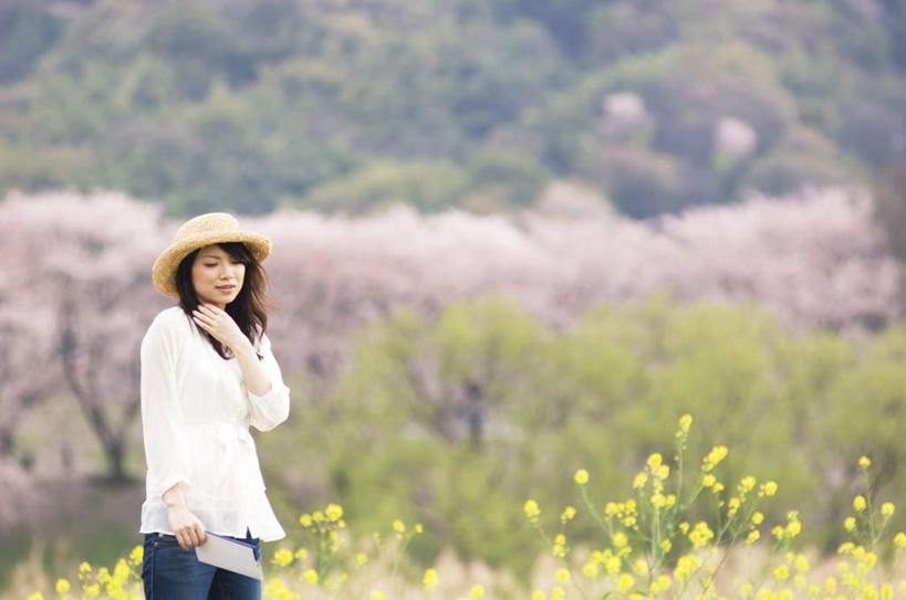 东方人,一个人,站,笑,摸,微笑,露齿笑,横图,室外,白天,侧面,旅游,度假,草地,草坪,山,山脉,植物,樱花,帽子,亚洲,仅一个年轻女性,仅一个女性,仅一个人,抚摸,服装,朦胧,模糊,盛开,山峰,山峦,花蕾,注视,休闲装,黄种人,娱乐,草,花,花瓣,花朵,鲜花,树,树木,衣服,粉色,黄色,绿色,白色,自然,遮阳帽,群山,花苞,花蕊,油菜花,观察,看,站着,享受,休闲,休闲服,放松,服饰,生长,成长,观看,察看,关注,仙樱花,福岛樱,青肤樱,一顶,年轻女性,女人,女性,亚洲人,荆桃,触摸,接触,站立,半身,彩图