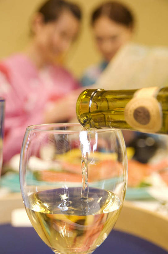 海鲜,蟹,葡萄酒,东方人,两个人,伙伴,朋友,客厅,坐,捧,笑,微笑,露齿笑,竖图,室内,特写,白天,正面,民族服装,烹饪,奢侈,快乐,友谊,餐桌,桌子,杯子,亚洲,握,和服,朦胧,模糊,螃蟹,高脚杯,墙,日本料理,料理,食品,浪漫,拿,拿着,扭头,注视,黄种人,水产,菜肴,美食,海洋生物,墙壁,墙面,玻璃制品,酒,酒瓶,食物,饮料,红色,蓝色,玻璃瓶,酒杯,瓶子,日式料理,香槟,观察,看,转头,日式,诱惑,握着,服饰,佳肴,餐台,观看,察看,起居室,关注,水生动物,海产品,水生物,香槟杯,海底动物,吴服,唐草,唐花,唐锦,气泡酒,起泡酒,汽酒,友情,年轻女性,女人,女性,亚洲人,玻璃杯,端,端着,捧着,手捧,坐着,半身,彩图,传统服装,民俗服,高兴,欢笑