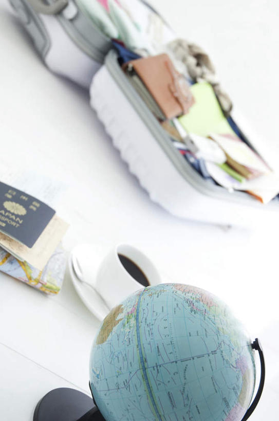 无人,竖图,俯视,室内,白天,仪器,海洋,杯子,地图,一堆,一副,许多,阴影,堆叠,堆积,服装,光线,网格,笔,材料,瓷器,瓷砖,档案,地球仪,地砖,拉杆箱,旅行箱,文件,线条,眼镜,影子,世界地图,墙,地球,陆地,办公用品,咖啡杯,陶瓷制品,地面,全球,休闲装,墙壁,墙面,球,文具,一个,衣服,阳光,经纬线,模型,行李箱,学习用品,箱子,资料,休闲,球体,休闲服,地理,国家,服饰,单个,堆,出差,文具用品,大陆,世界,文档,瓷杯,纬线,版图,近视眼镜,经线,经纬仪,地理学,彩图,高角度拍摄,旅行,大洋,大洲