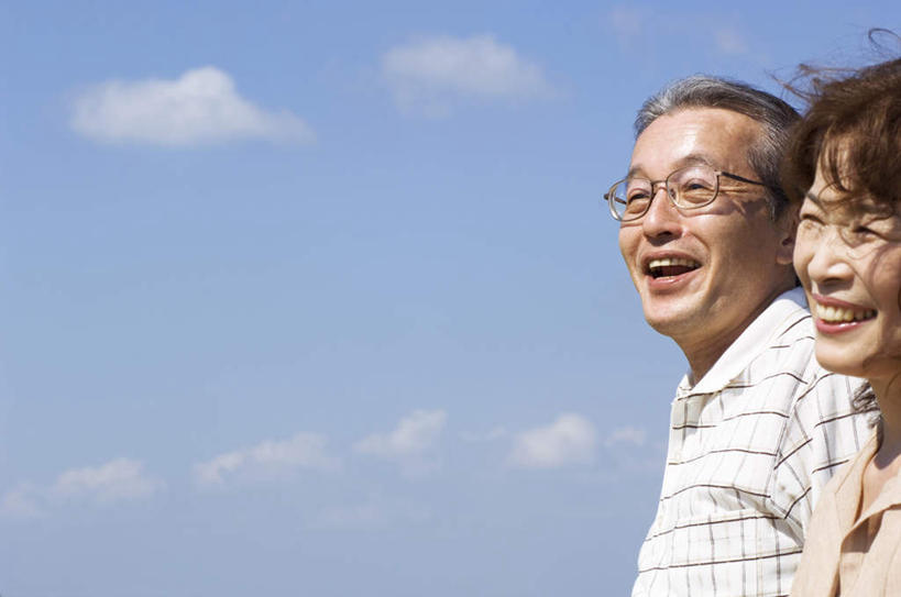 东方人,头发,两个人,家庭,夫妻,站,笑,微笑,露齿笑,横图,室外,白天,侧面,爱情,旅游,度假,亚洲,一副,阴影,服装,光线,眼镜,影子,云,云朵,浪漫,云彩,扭头,注视,休闲装,黄种人,娱乐,衣服,蓝色,白色,黑色,白云,蓝天,天空,阳光,天,观察,看,站着,张嘴,转头,享受,休闲,温暖,温馨,一家人,休闲服,恩爱,放松,恋人,服饰,观看,和睦,察看,关注,近视眼镜,张大嘴巴,老年男性,老年女性,男人,男性,女人,女性,亚洲人,长发,夫妇,情侣,张开嘴,站立,半身,彩图,伴侣,融洽