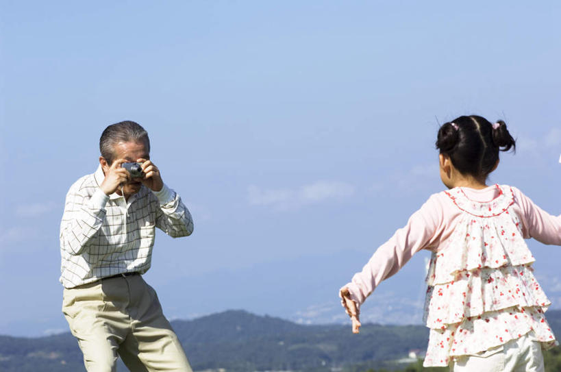 东方人,儿童,背部,头发,两个人,家庭,祖父,站,举,伸展双臂,笑,微笑,露齿笑,横图,室外,白天,正面,旅游,度假,雾,相机,亚洲,握,阴影,服装,朦胧,模糊,光线,影子,拿,拿着,注视,休闲装,黄种人,娱乐,小孩,拍照,衣服,粉色,蓝色,白色,黑色,蓝天,天空,阳光,数码相机,天,观察,看,托,站着,享受,休闲,温暖,温馨,一家人,休闲服,放松,握着,摄影,服饰,爷爷,观看,祖孙,迷雾,和睦,察看,关注,外孙女,外公,外祖父,一部,老年男性,男人,男性,女孩,女人,女性,亚洲人,孩子,孙女,照相机,大雾,敞开双臂,举起,举手,举着,伸开双臂,向上举,向上伸,向上托,展开双肩,站立,张开手臂,张开双臂,半身,彩图,照相,融洽,女生