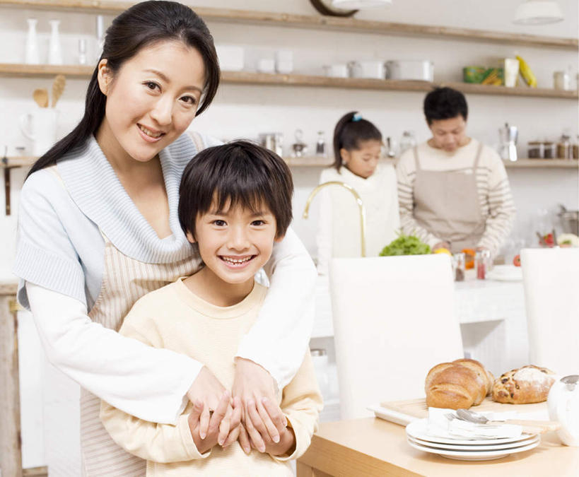 点心,面包,东方人,儿童,四个人,家庭,夫妻,站,抱,笑,摸,微笑,露齿笑,横图,室内,白天,正面,爱情,纯洁,厨房,柜子,蔬菜,餐具,厨具,金属制品,亚洲,一排,抚摸,服装,新鲜,整齐,金属,碟子,工具,盘,墙,生菜,莴苣,食品,面点,刀具,一杯,浪漫,注视,休闲装,黄种人,干净,墙壁,墙面,食物,糕点,排列,小孩,衣服,白色,盘子,橱柜,碟,碗,刀,低头,观察,看,切,站着,休闲,温暖,温馨,一家人,休闲服,恩爱,可爱,童年,童趣,恋人,服饰,有机食品,绿色食品,抱着,观看,和睦,察看,卫生,搂着,队列,关注,菜刀,童真,烂漫,无邪,春菜,鹅仔菜,莴仔菜,千金菜,切菜刀,叶用莴苣,天真,男孩,男人,男性,年轻男性,年轻女性,女孩,女人,女性,亚洲人,孩子,夫妇,情侣,洗涤用具,触摸,怀抱,接触,搂,搂抱,洗涤,相抱,拥抱,站立,半身,彩图,灶间,伴侣,融洽,男生,女生