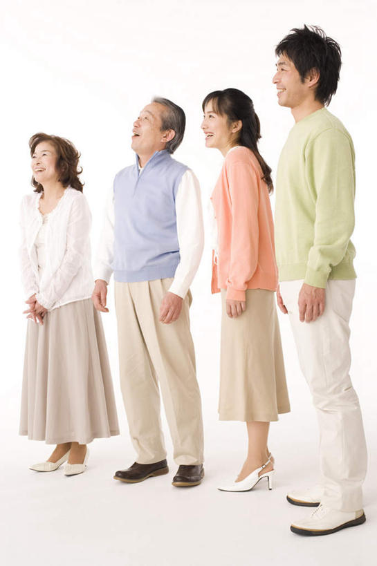 东方人,头发,两个人,四个人,家庭,夫妻,母亲,父亲,女儿,儿子,站,笑,微笑,露齿笑,竖图,室内,白天,白色背景,正面,裙子,爱情,亚洲,服装,浪漫,注视,休闲装,黄种人,长裙,衣服,粉色,蓝色,黑色,观察,看,站着,张嘴,休闲,温暖,温馨,父子,母女,一家人,休闲服,恩爱,父爱,母爱,恋人,摄影,服饰,影棚,观看,半身裙,和睦,察看,关注,张大嘴巴,老年男性,老年女性,男人,男性,年轻男性,年轻女性,女人,女性,亚洲人,夫妇,情侣,张开嘴,抬头,仰头,站立,彩图,全身,影棚拍摄,拍摄,伴侣,融洽