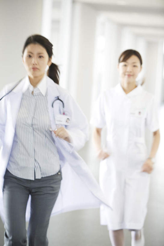 东方人,头发,两个人,伙伴,朋友,医生,医院,站,跑,竖图,室内,白天,正面,锻炼,友谊,运动,亚洲,阴影,朦胧,模糊,反射,瓷砖,地砖,影子,墙,地面,抬腿,注视,黄种人,墙壁,墙面,一个,黑色,听诊器,观察,看,站着,医护人员,医疗人员,单个,观看,察看,医疗设备,白大褂,关注,医疗机构,体育,友情,年轻女性,女人,女性,亚洲人,长发,大夫,跑步,站立,半身,彩图,健身,病院,诊所