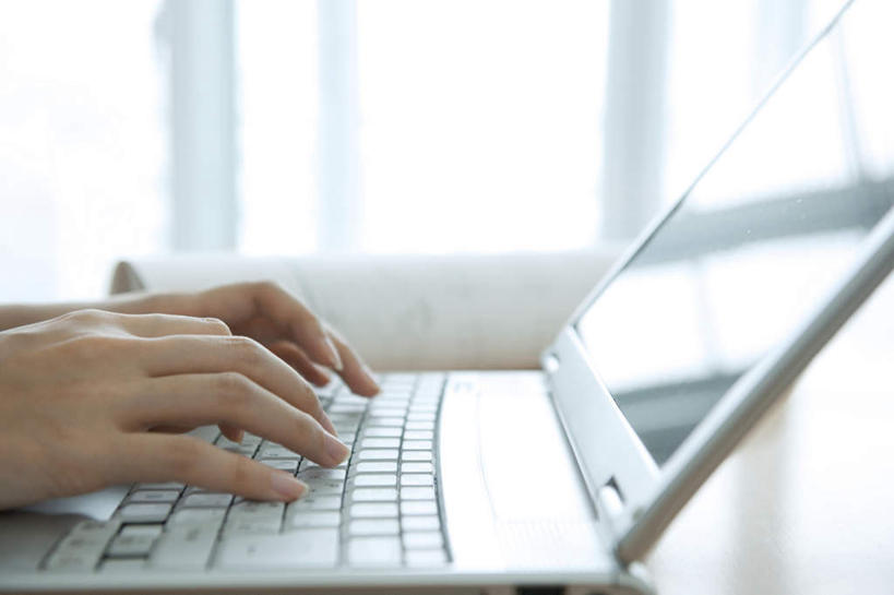 东方人,手,一个人,摸,横图,室内,特写,白天,侧面,电脑,笔记本电脑,窗户,桌子,亚洲,仅一个年轻女性,仅一个女性,仅一个人,一排,许多,抚摸,敲打,阴影,整齐,光线,网络,影子,办公桌,黄种人,输入,通讯设备,玻璃窗,排列,阳光,打字,手部,点击,一台,敲击,无线,队列,通信设备,无线网络,无线上网,便携式电脑,按键,手提电脑,年轻女性,女人,女性,亚洲人,触摸,接触,半身,彩图