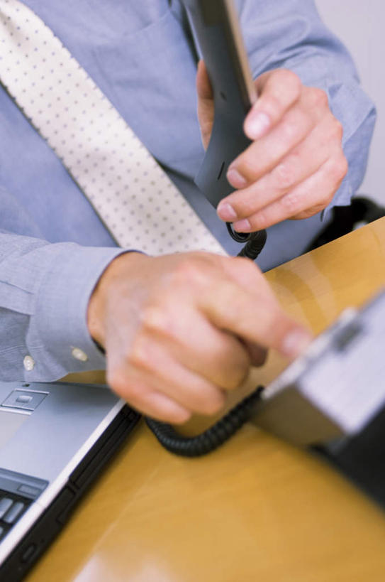 东方人,一个人,商务人士,商务男性,坐,摸,打电话,竖图,俯视,室内,白天,衬衫,桌子,电话,手机,亚洲,仅一个男性,仅一个人,抚摸,敲打,握,套装,办公桌,领带,拿,拿着,黄种人,输入,通讯设备,仅一个年轻男性,蓝色,打字,握着,点击,敲击,商务装,工薪阶层,一部,交流,按键,男人,男性,年轻男性,亚洲人,白领,上班族,触摸,沟通,接触,通话,坐着,半身,彩图,高角度拍摄,衬衣