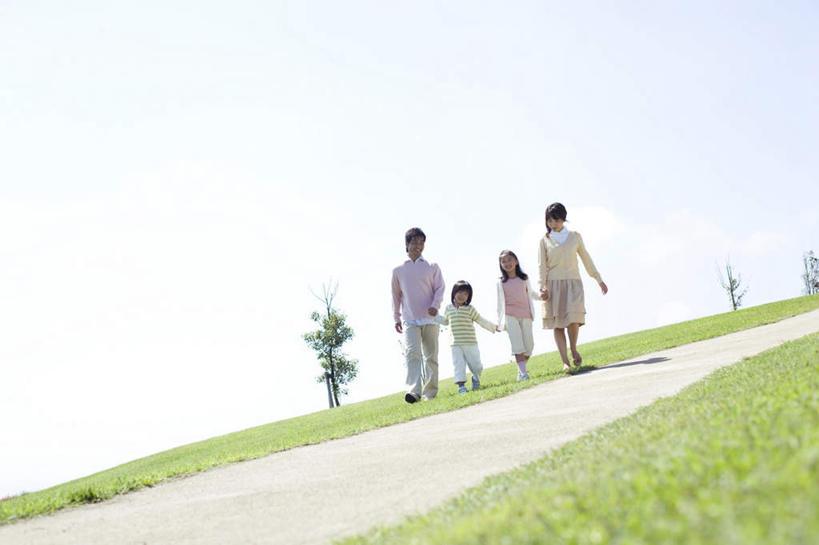 东方人,儿童,头发,四个人,家庭,夫妻,母亲,父亲,女儿,儿子,站,走,握手,笑,摸,微笑,露齿笑,横图,室外,白天,正面,爱情,纯洁,草地,草坪,植物,道路,路,亚洲,一排,抚摸,阴影,服装,整齐,光线,影子,云,云朵,小路,交通,浪漫,云彩,注视,休闲装,黄种人,草,树,树木,排列,小孩,衣服,粉色,蓝色,绿色,黑色,白云,蓝天,天空,阳光,自然,天,观察,看,站着,休闲,温暖,温馨,父子,母女,一家人,休闲服,恩爱,父爱,可爱,母爱,童年,童趣,恋人,服饰,乡间小路,生长,成长,观看,和睦,察看,队列,关注,童真,烂漫,无邪,天真,男孩,男人,男性,年轻男性,年轻女性,女孩,女人,女性,亚洲人,孩子,夫妇,情侣,步行,触摸,接触,拉手,散步,手拉手,手握手,站立,走路,彩图,全身,伴侣,融洽,男生,女生