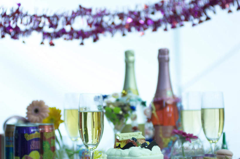 葡萄酒,无人,横图,彩色,室内,白天,正面,聚会,奢侈,快乐,桌面,杯子,许多,阴影,朦胧,模糊,装饰,盛开,光线,罐子,影子,玛格丽特,浪漫,花蕾,玻璃制品,酒,雏菊,花,花瓣,花朵,鲜花,饮料,两个,黄色,阳光,玻璃瓶,彩带,酒杯,啤酒杯,瓶子,香槟,花苞,花蕊,菊花,诱惑,华丽,修饰,点缀,延命菊,幸福花,春菊,马兰头花,衬托,美观,雅致,雅观,气泡酒,起泡酒,汽酒,玻璃杯,彩图,高兴,欢笑