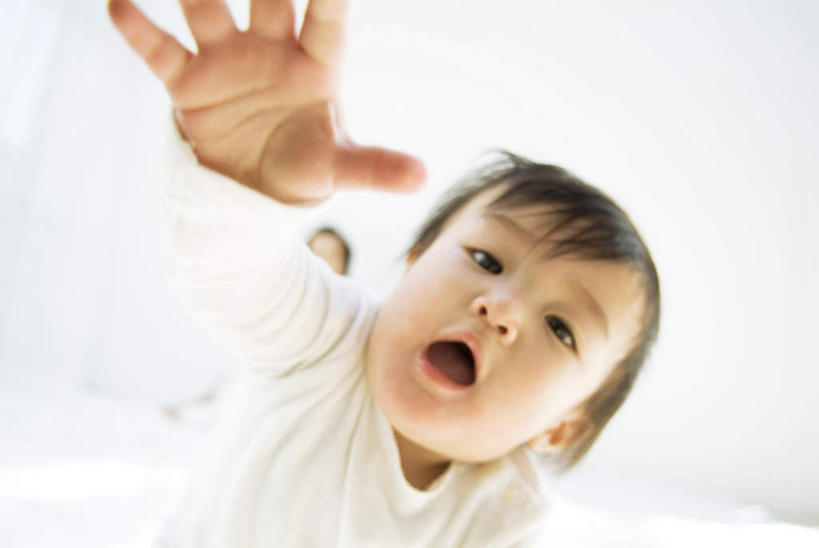 东方人,婴儿,儿童,头发,一个人,举,笑,微笑,露齿笑,横图,室内,特写,白天,正面,婴儿服装,纯洁,床,卧室,亚洲,仅一个人,阴影,光线,影子,墙,床单,注视,黄种人,被子,墙壁,墙面,小孩,白色,黑色,阳光,观察,看,趴着,托,张嘴,可爱,单人床,活泼,观看,察看,被单,关注,宝宝,张大嘴巴,纯真,烂漫,无邪,伶俐,天真,亚洲人,孩子,张开嘴,举起,举手,举着,趴,向上举,向上伸,向上托,半身,彩图,婴儿服,睡房,卧房,五指张开,襁褓