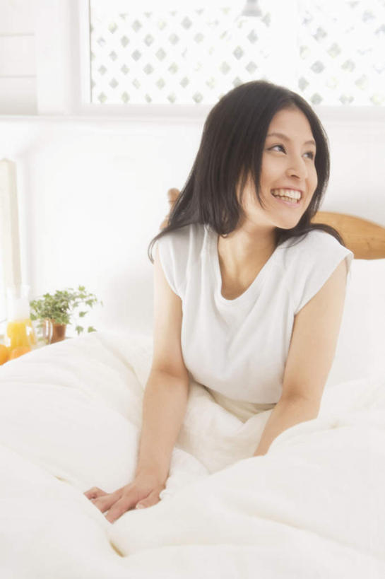 东方人,头发,一个人,笑,摸,微笑,露齿笑,竖图,俯视,室内,白天,植物,床,卧室,亚洲,仅一个年轻女性,仅一个女性,仅一个人,撑,抚摸,服装,盆栽,墙,床单,盆景,扭头,注视,休闲装,黄种人,被子,墙壁,墙面,衣服,绿色,白色,黑色,自然,观察,看,趴着,转头,休闲,休闲服,服饰,单人床,生长,成长,观看,察看,撑着,被单,关注,年轻女性,女人,女性,亚洲人,长发,触摸,接触,趴,半身,彩图,高角度拍摄,睡房,卧房