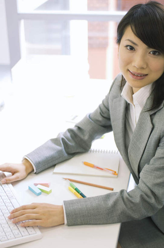 东方人,头发,一个人,商务人士,商务女性,办公室,坐,笑,摸,微笑,露齿笑,竖图,俯视,室内,白天,衬衫,窗户,落地窗,亚洲,仅一个年轻女性,仅一个女性,仅一个人,抚摸,握,阴影,套装,光线,笔,材料,档案,文件,影子,墙,办公用品,拿,拿着,扭头,注视,黄种人,玻璃窗,墙壁,墙面,文具,黑色,阳光,学习用品,资料,观察,看,转头,握着,观看,文具用品,察看,关注,文档,商务装,工薪阶层,年轻女性,女人,女性,亚洲人,长发,白领,上班族,触摸,接触,抬头,仰头,坐着,半身,彩图,高角度拍摄,衬衣