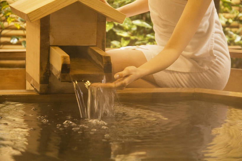 东方人,一个人,坐,摸,横图,室内,白天,侧面,浴袍,按摩,美容,草地,草坪,水,植物,地板,亚洲,仅一个年轻女性,仅一个女性,仅一个人,撑,抚摸,护肤,弯腰,阴影,波纹,光线,液体,影子,墙,水滴,地面,黄种人,木地板,墙壁,墙面,草,绿色,白色,水纹,阳光,波浪,保养,享受,休闲,放松,SPA水疗,保健,温泉浴场,流动,撑着,养颜,弯身,年轻女性,女人,女性,亚洲人,矿泉疗养地,触摸,接触,坐着,半身,彩图,汤帷子,浴衣,水疗