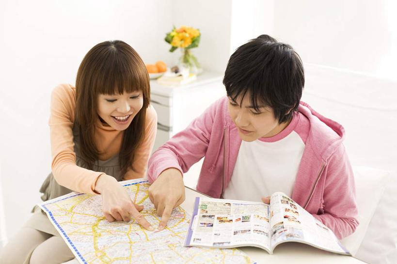 东方人,头发,两个人,家庭,夫妻,病人,客厅,坐,捧,笑,摸,微笑,露齿笑,横图,俯视,室内,白天,爱情,床,桌子,道路,地图,书籍,亚洲,抚摸,握,指,服装,信息,办公桌,墙,床单,交通,浪漫,拿,拿着,扭头,注视,休闲装,黄种人,方向,被子,墙壁,墙面,衣服,粉色,黄色,黑色,观察,看,手势,转头,休闲,温暖,温馨,一家人,休闲服,恩爱,握着,恋人,服饰,单人床,观看,引导,指引,和睦,察看,起居室,被单,指向,食指,关注,男人,男性,年轻男性,年轻女性,女人,女性,亚洲人,长发,夫妇,情侣,患者,就医者,书,图书,触摸,端,端着,接触,捧着,手捧,坐着,半身,彩图,高角度拍摄,伴侣,融洽,导航