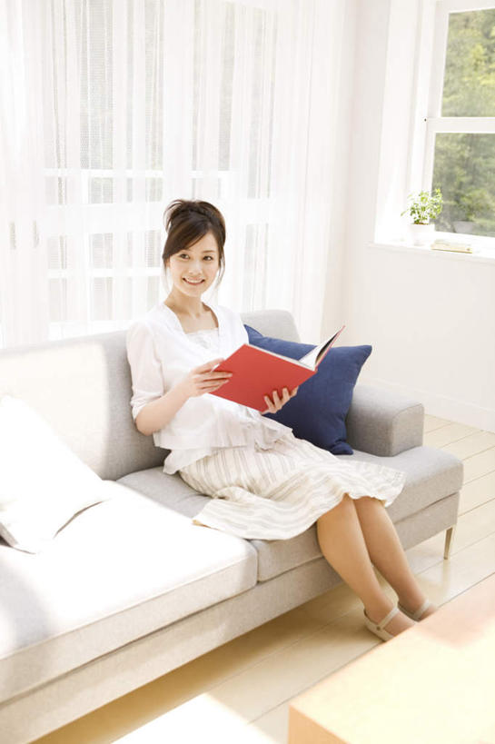 东方人,头发,一个人,客厅,坐,笑,摸,微笑,露齿笑,竖图,俯视,室内,白天,植物,餐桌,窗户,靠垫,落地窗,桌子,亚洲,仅一个年轻女性,仅一个女性,仅一个人,抚摸,握,阴影,服装,光线,影子,墙,靠枕,拿,拿着,扭头,注视,休闲装,黄种人,玻璃窗,墙壁,墙面,树,树木,衣服,红色,蓝色,绿色,白色,黑色,阳光,自然,垫子,枕头,观察,看,转头,休闲,休闲服,握着,服饰,生长,成长,餐台,观看,察看,起居室,关注,年轻女性,女人,女性,亚洲人,触摸,接触,坐着,彩图,高角度拍摄,全身