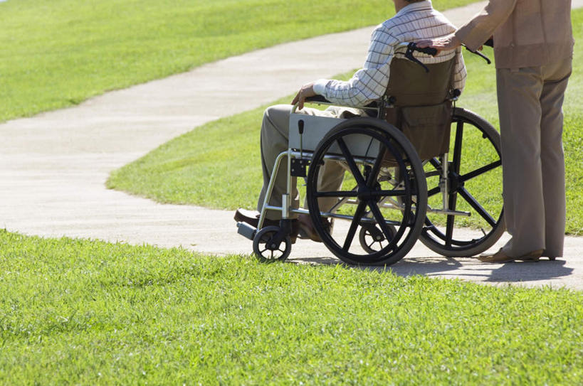 东方人,两个人,家庭,夫妻,站,坐,走,笑,摸,微笑,露齿笑,横图,室外,白天,侧面,爱情,草地,草坪,植物,道路,路,亚洲,撑,抚摸,阴影,条纹,服装,光线,工具,影子,小路,交通,浪漫,注视,休闲装,黄种人,草,一个,衣服,绿色,白色,阳光,轮椅,复健,观察,看,靠,靠着,倚靠,站着,休闲,康复,温暖,温馨,一家人,休闲服,器械,恩爱,恋人,服饰,乡间小路,单个,观看,和睦,察看,医疗设备,撑着,倚着,关注,医疗器械,医疗工具,辅助设备,老年男性,老年女性,男人,男性,女人,女性,亚洲人,夫妇,情侣,步行,触摸,接触,散步,站立,走路,坐着,半身,彩图,伴侣,融洽