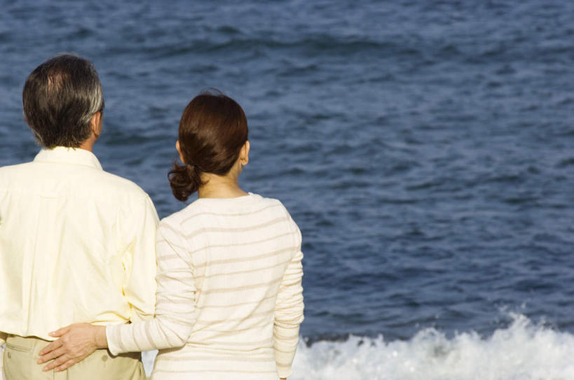 东方人,头发,两个人,家庭,夫妻,站,抱,笑,微笑,露齿笑,横图,室外,白天,爱情,旅游,度假,海浪,海洋,亚洲,阴影,波纹,条纹,服装,光线,影子,浪花,浪漫,注视,休闲装,黄种人,娱乐,背面,衣服,白色,黑色,水纹,阳光,海水,波浪,观察,看,站着,享受,休闲,温暖,温馨,一家人,休闲服,恩爱,放松,恋人,服饰,抱着,观看,和睦,察看,搂着,关注,海景,老年男性,老年女性,男人,男性,女人,女性,亚洲人,夫妇,情侣,大海,风浪,海,海水的波动,近岸浪,涌浪,怀抱,搂,搂抱,相抱,拥抱,站立,半身,彩图,伴侣,融洽