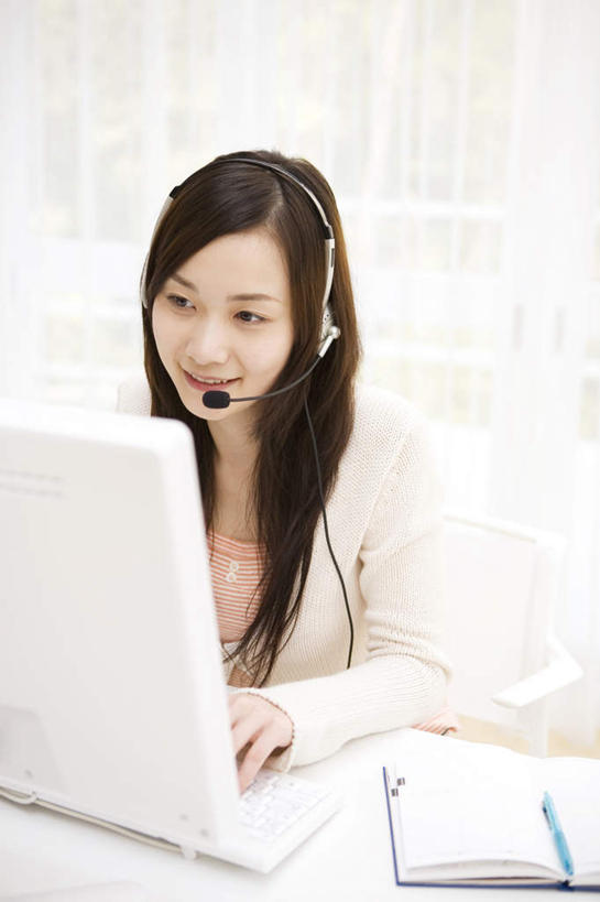 东方人,头发,一个人,坐,笑,摸,微笑,露齿笑,竖图,俯视,室内,白天,快乐,满意,幸福,电脑,笔记本电脑,床,桌子,亚洲,仅一个年轻女性,仅一个女性,仅一个人,一本,抚摸,敲打,阴影,服装,光线,网络,影子,办公桌,床单,记事本,音响,音乐,注视,休闲装,黄种人,娱乐,输入,通讯设备,被子,衣服,白色,黑色,阳光,本子,笔记本,耳机,打字,观察,看,靠,靠着,倚靠,享受,休闲,休闲服,放松,服饰,单人床,观看,点击,敲击,察看,无线,舒适,被单,享乐,倚着,关注,通信设备,无线网络,无线上网,便携式电脑,按键,手提电脑,年轻女性,女人,女性,亚洲人,触摸,接触,坐着,半身,彩图,高角度拍摄